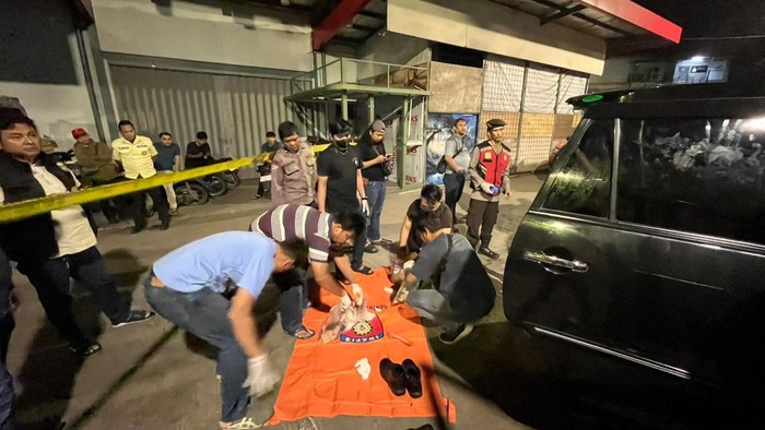 Polisi evakuasi sepasang pemuda ditemukan tewas dalam mobil di Jambi