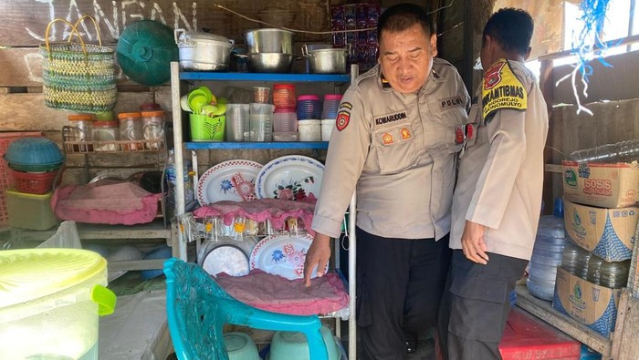 Polisi melakukan olah TKP kasus penganiayaan wanita pakai tabung gas 3 kg.