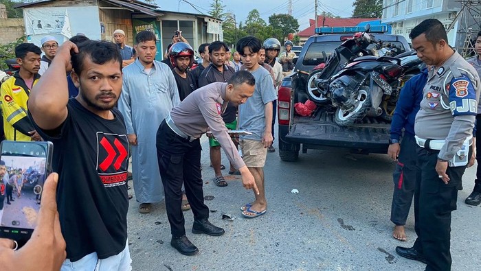 Polisi melakukan olah TKP kecelakaan motor di Kendari.