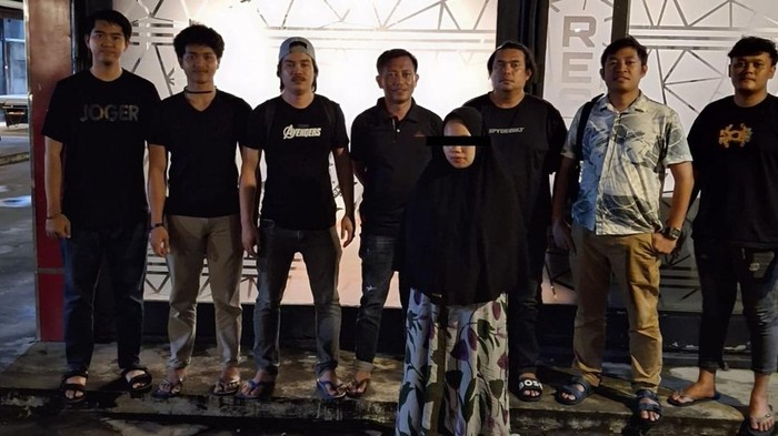 Polisi menangkap wanita yang menguras rekening ibu angkatnya Rp 202 juta di Selayar.