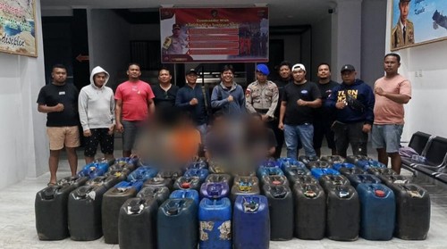 Polisi mengamankan pelaku dan puluhan jeriken berisi 2.205 liter solar bersubsidi yang hendak diselundupkan ke kapal wisata di Labuan Bajo, NTT.