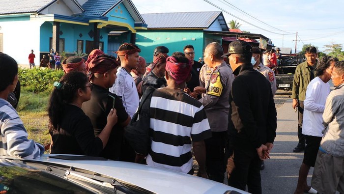 Polisi menghalau keluarga yang mengamuk dan merusak warung di Kabupaten Buru, Maluku.