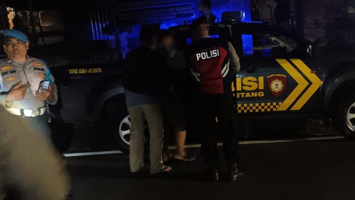 Polisi saat mencegat pria berinisial IGD yang hendak bunuh diri di Jembatan Tukad Bangkung, Petang, Badung, Bali, Rabu (7/5/2025). (Foto: Dok. Polres Badung)