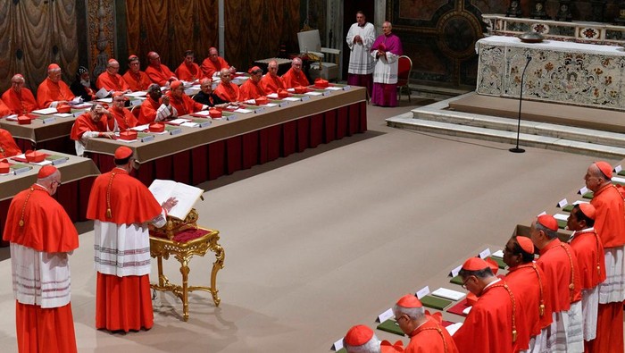 Cardinals pray in the Sistine Chapel, ahead of the conclave to elect the next pope at the Vatican, May 7, 2025. Vatican Media/Handout via REUTERS    THIS IMAGE HAS BEEN SUPPLIED BY A THIRD PARTY