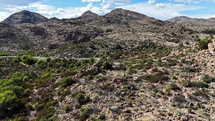 Oak Flat, tanah suci bagi Apache, terancam tambang tembaga. Alih fungsi lahan picu konflik antara warisan budaya dan kepentingan industri.