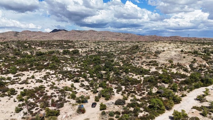 Oak Flat, tanah suci bagi Apache, terancam tambang tembaga. Alih fungsi lahan picu konflik antara warisan budaya dan kepentingan industri.
