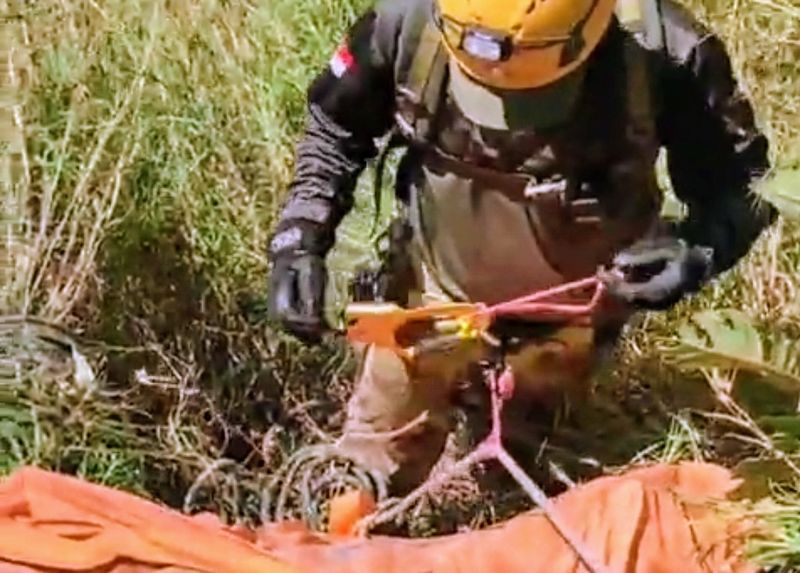 Proses evakuasi pendaki di Gunung Saeng Bondowoso