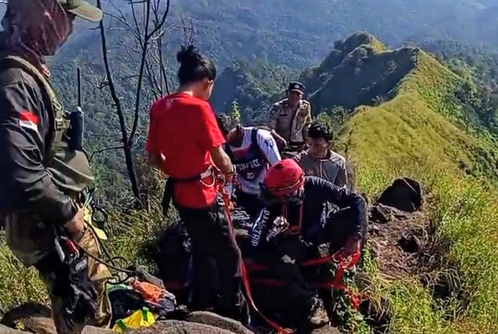 Proses evakuasi pendaki di Gunung Saeng Bondowoso