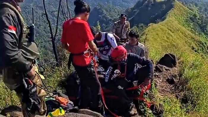 Proses evakuasi pendaki di Gunung Saeng Bondowoso