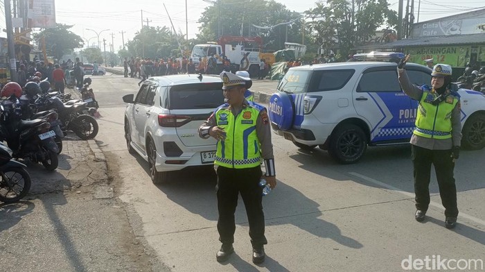 Proses evakuasi truk yang tertabrak kereta di Kaligawe Semarang masih dilakukan. Pengalihan arus lalulintas dilakukan selama proses evakuasi, Kamis (8/5/2025) pagi.