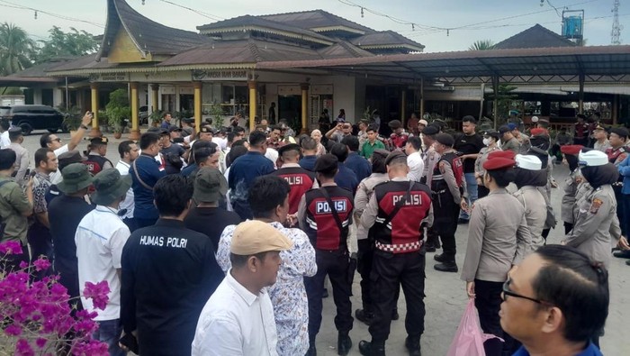 Proses pembongkaran rumah makan di Sergai yang berdiri di atas lahan PTPN IV. (Istimewa)