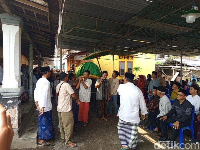 Prosesi pemakaman Finna Mukarromah di Magelang, Kamis (8/5/2025), korban laka maut truk vs angkot di Purworejo.