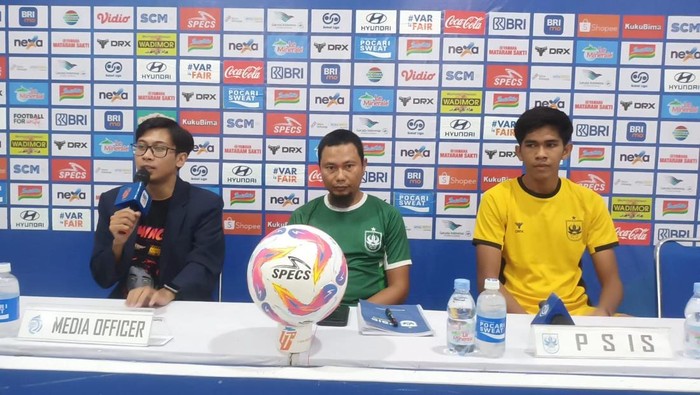 Jumpa pers PSIS Semarang jelang menghadapi PSS Sleman di Stadion Jatidiri, Semarang, Kamis (8/5/2025).