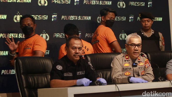 Momen DC pengeroyok ojol di Sleman membuat gestur membantah keterangan polisi saat rilis di Mapolresta Sleman, Kamis (8/5/2025).