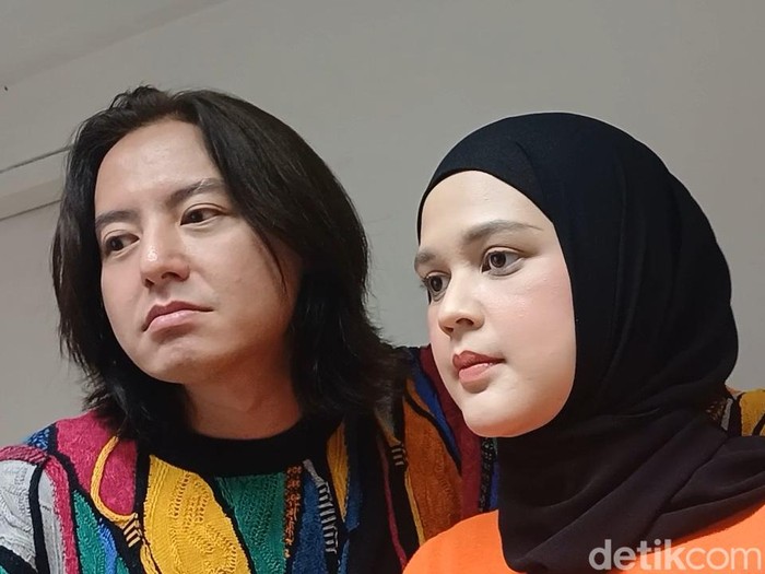 Roger Danuarta dan Cut Meyriska saat ditemui di kawasan Transmedia.