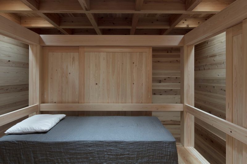 Rumah full kayu tanpa jendela di Jepang