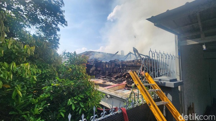 Rumah kosong bekas notaris di Palembang terbakar.