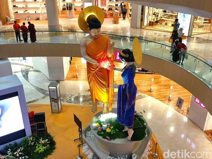 Rupang Buddha melayang terbesar se-Indonesia setinggi 8,34 meter di Tunjungan Plaza Surabaya.