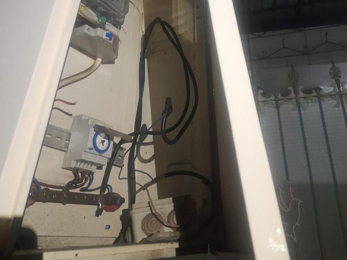 Salah satu box instalasi PJU yang komponennya hilang dicuri.