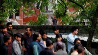 Warga berkerumun di depan Masjid Bilal yang menjadi sasaran rudal India, di Muzaffarabad, Kashmir, Rabu (7/5/2025). (Akhtar Soomro/Reuters)