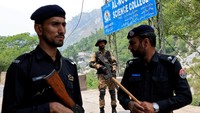Tentara berjaga di depan Masjid Bilal yang menjadi sasaran rudal India, di Muzaffarabad, Kashmir., Rabu (7/5/2025). (Akhtar Soomro/Reuters)