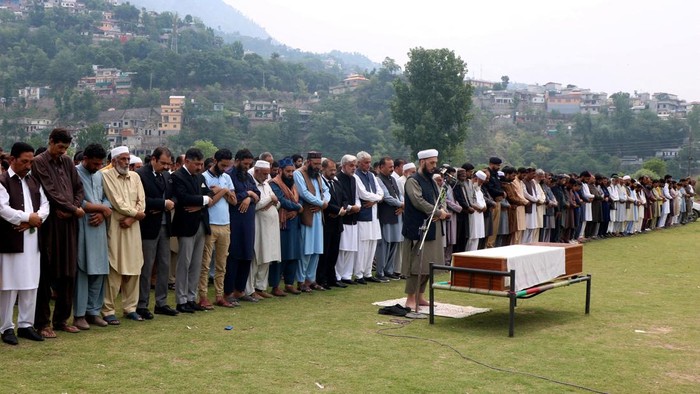 Salat Jenazah Pemakaman Korban Rudal India di Pakistan Security force personnel stand guard on a road leading to Bilal Mosque after it was hit by an Indian strike in Muzaffarabad, the capital of Pakistan-administered Kashmir, May 7, 2025. REUTERS/Akhtar Soomro TPX IMAGES OF THE DAY