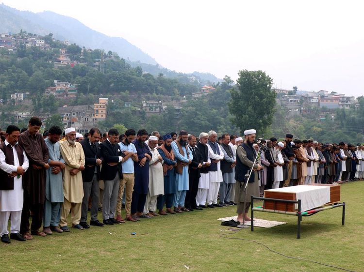 Momen Salat Jenazah untuk Korban Rudal India di Pakistan