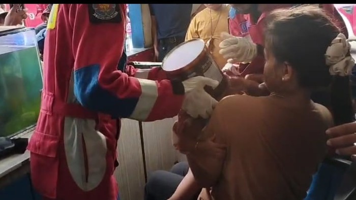 Seorang ibu di Jakut mendatangi Damkar meminta bantuan melepaskan kaleng biskuit yang tersangkut di kepala anaknya.
