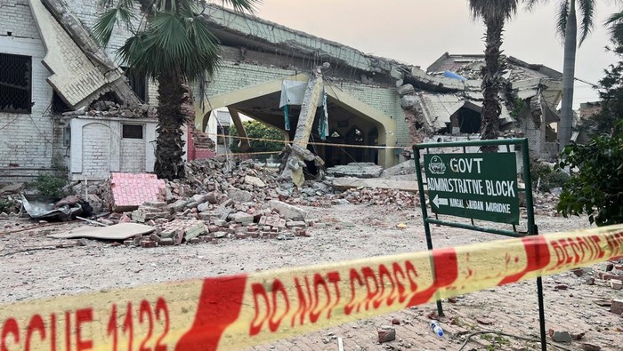 A general view of a damaged portion of a mosque, after it was hit by an Indian strike, in Muridke near Lahore, Pakistan May 7, 2025. REUTERS/Gibran Peshimam