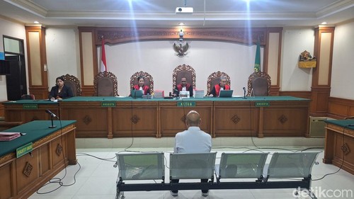 Sudarmawa saat menjalani sidang di PN Tipikor Denpasar, Kamis (8/5/2025). (Dok Kejari Klungkung).