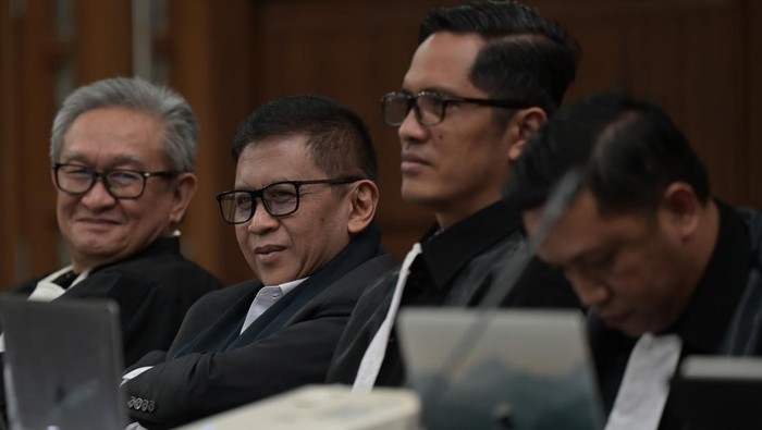 Terdakwa kasus dugaan perintangan penyidikan kasus korupsi Harun Masiku dan pemberian suap, Hasto Kristiyanto (kiri) berjalan keluar saat sidang diskors di Pengadilan Tipikor, Jakarta, Kamis (8/5/2025). Sidang tersebut beragendakan mendengarkan keterangan dua orang saksi yaitu staf pribadi Hasto Kristiyanto, Kusnadi dan petugas keamanan Kantor DPP PDI Perjuangan Nur Hasan. ANTARA FOTO/Fauzan