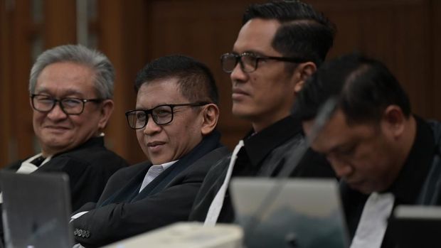 Terdakwa kasus dugaan perintangan penyidikan kasus korupsi Harun Masiku dan pemberian suap, Hasto Kristiyanto (kiri) berjalan keluar saat sidang diskors di Pengadilan Tipikor, Jakarta, Kamis (8/5/2025). Sidang tersebut beragendakan mendengarkan keterangan dua orang saksi yaitu staf pribadi Hasto Kristiyanto, Kusnadi dan petugas keamanan Kantor DPP PDI Perjuangan Nur Hasan. ANTARA FOTO/Fauzan