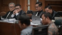 Saksi tersebut yakni staf pribadi Sekretaris Jenderal PDI Perjuangan, Hasto Kristiyanto, Kusnadi dan petugas keamanan Rumah Aspirasi Nur Hasan.