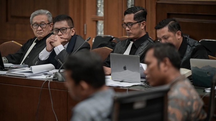 Terdakwa kasus dugaan perintangan penyidikan kasus korupsi Harun Masiku dan pemberian suap, Hasto Kristiyanto (kiri) berjalan keluar saat sidang diskors di Pengadilan Tipikor, Jakarta, Kamis (8/5/2025). Sidang tersebut beragendakan mendengarkan keterangan dua orang saksi yaitu staf pribadi Hasto Kristiyanto, Kusnadi dan petugas keamanan Kantor DPP PDI Perjuangan Nur Hasan. ANTARA FOTO/Fauzan