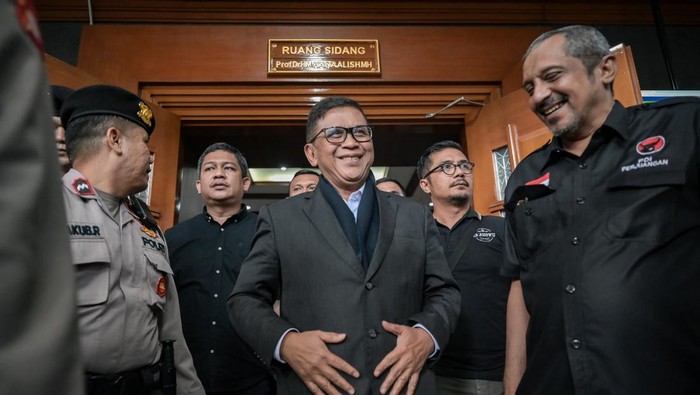 Terdakwa kasus dugaan perintangan penyidikan kasus korupsi Harun Masiku dan pemberian suap, Hasto Kristiyanto (kiri) berjalan keluar saat sidang diskors di Pengadilan Tipikor, Jakarta, Kamis (8/5/2025). Sidang tersebut beragendakan mendengarkan keterangan dua orang saksi yaitu staf pribadi Hasto Kristiyanto, Kusnadi dan petugas keamanan Kantor DPP PDI Perjuangan Nur Hasan. ANTARA FOTO/Fauzan