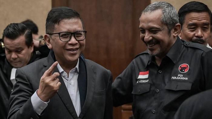Terdakwa kasus dugaan perintangan penyidikan kasus korupsi Harun Masiku dan pemberian suap, Hasto Kristiyanto (kiri) berjalan keluar saat sidang diskors di Pengadilan Tipikor, Jakarta, Kamis (8/5/2025). Sidang tersebut beragendakan mendengarkan keterangan dua orang saksi yaitu staf pribadi Hasto Kristiyanto, Kusnadi dan petugas keamanan Kantor DPP PDI Perjuangan Nur Hasan. ANTARA FOTO/Fauzan