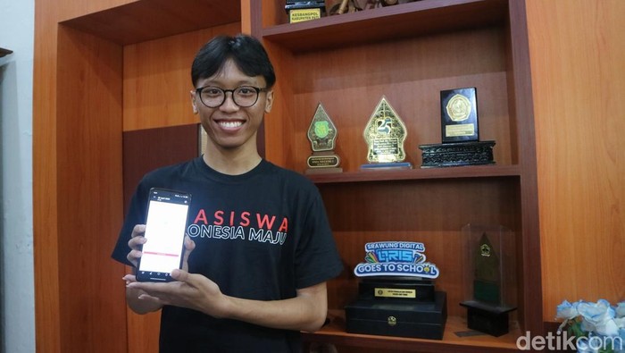 Siswa SMA Negeri 1 Pati, Gelar Abdi Fistawan menorehkan prestasi yang membanggakan ditemui di SMA Negeri 1 Pati, Kamis (8/5/2025).