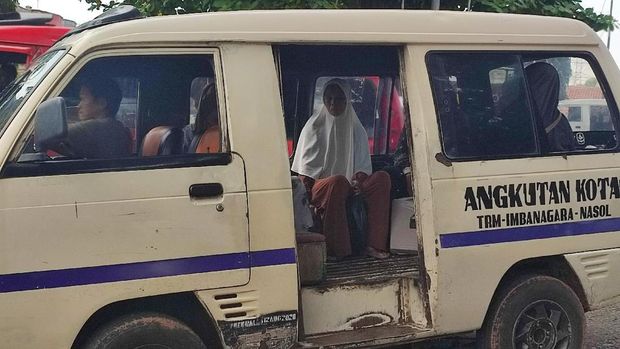 Sopir Angkot di Terminal Ciamis sedang menunggu penumpang, Kamis (8/5/2025).