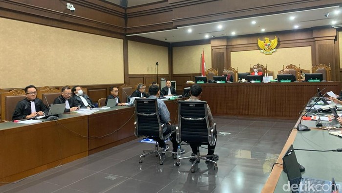 Staf DPP PDIP, Kusnadi, menjadi saksi dalam persidangan untuk terdakwa Sekjen PDIP, Hasto Kristiyanto. Jaksa KPK sempat meminta Kusnadi mengucapkan istighfar. (Mulia B/detikcom)