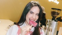 Belum lama ini, Steffi mampir ke Coach Coffee Shop di mall ASHTA. Ia menikmati es loli warna pink yang terlihat menyegarkan. Foto: Instagram steffizamoraaa