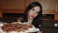Wanita kelahiran tahun 2000 ini menikmati momen buka bersama (bukber) pada ramadan kemarin. Ia berpose di depan pizza, pasta, dan beberapa hidangan Barat lain. Foto: Instagram steffizamoraaa