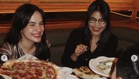 Pemain film Alas Pati tersebut menghabiskan waktu bukber bersama teman-teman dekatnya. Mereka tampak berpose dengan latar makanan sebelum menyantapnya. Foto: Instagram steffizamoraaa