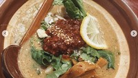 Sesekali, wanita berdarah Jerman ini mengunggah foto makanan. Di Jepang, ia terlihat menikmati hidangan berkuah mirip ramen dengan banyak sambal di atasnya. Foto: Instagram steffizamoraaa