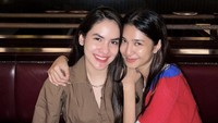 Kalau ini potret akrab Steffi dan Mikha saat bertemu di sebuah restoran berkonsep bistro. Mereka terlihat berpose dengan latar botol-botol minuman. Foto: Instagram steffizamoraaa