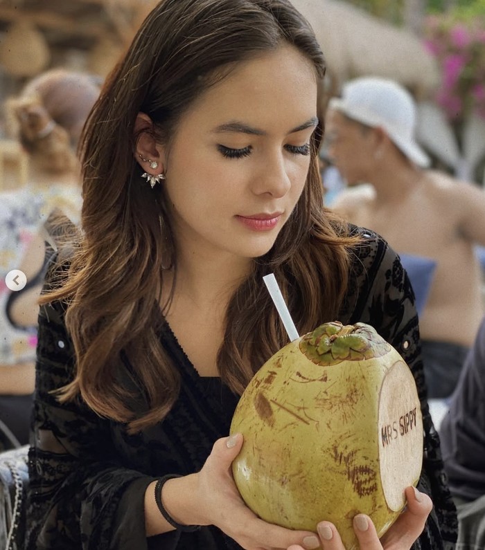 Steffi Zamora Santai Menikmati Es Loli hingga Air Kelapa di Beach Club Bali
