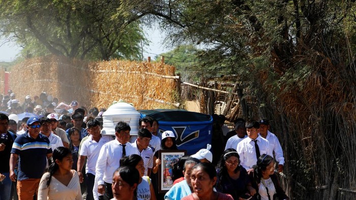 Suasana Duka Pemakaman Pekerja Tambang Korban Penculikan di Peru Warga Piura berduka atas kematian Darwin Cobenas, pekerja tambang yang dibunuh usai diculik penambang ilegal di Peru bulan lalu.