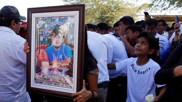 Warga Piura berduka atas kematian Darwin Cobenas, pekerja tambang yang dibunuh usai diculik penambang ilegal di Peru bulan lalu.