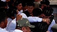 Isak tangis warnai pemakaman Darwin Cobenas, pekerja tambang yang dibunuh usai diculik penambang ilegal bulan lalu.
