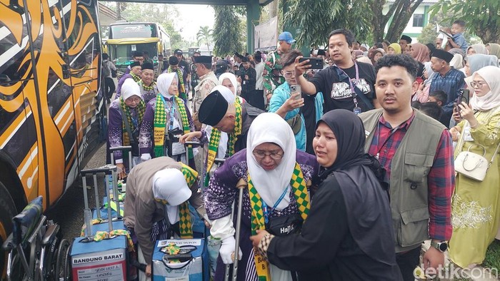Suasana Haru Saat Pemberangkatan Calhaj Asal KBB