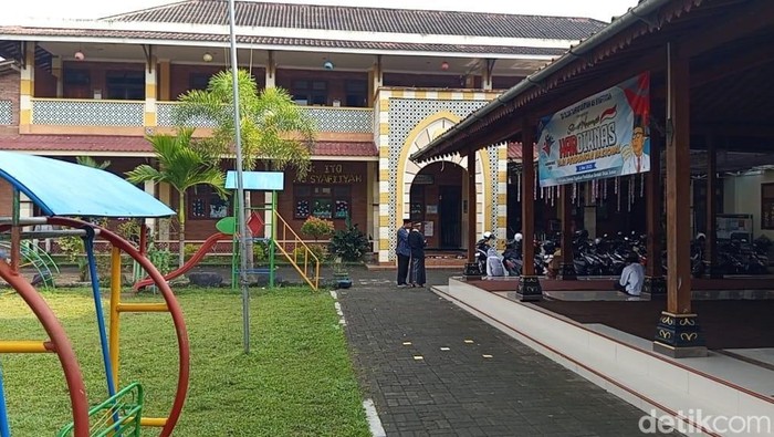 Suasana SD Islam Tahfidz Quran As Syafiiyah di Cabean, Mendut, Mungkid, Kabupaten Magelang, Kamis (8/5/2025). Rombongan gurunya mengalami kecelakaan maut di Purworejo.